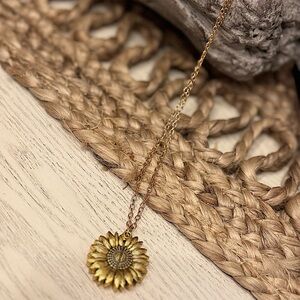 🌻BEAUTIFUL HIDDEN MESSAGE SUNFLOWER NECKLACE
